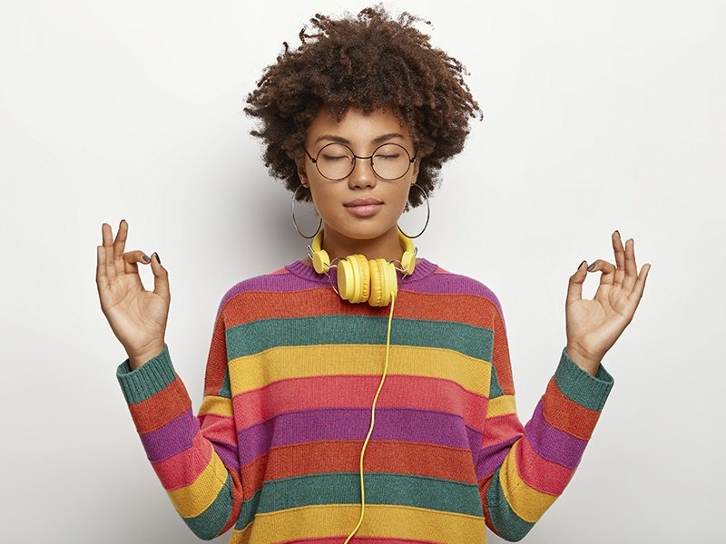 ¿Qué beneficios tiene escuchar música al meditar?